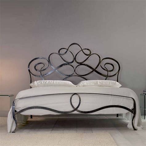 Sand the entire structure of the bed with aluminum oxide sandpaper. 7 amazing iron decoration ideas! | Wrought iron beds, Bed ...
