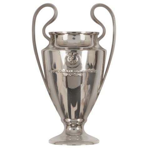 Liga mistrů, která již byla zavedena jako nejprestižnější klubový turnaj ve fotbale, se stala. UEFA Liga mistrů pohár magnet 70mm - Fotbal Shop cz ...