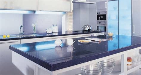 Nosotros solemos recomendar el prefabricado de cuarzo porque a la hora de que se manche o estropee (arañazos y roturas) es mucho más resistente que el granito, pero a su vez tiene la. El mejor material para tu cocina - Maderas Gámez