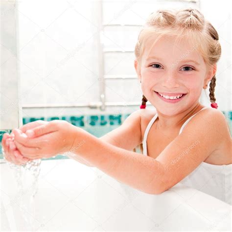 Mädchen Wäscht Sich In Badewanne Stockfotografie Lizenzfreie Fotos