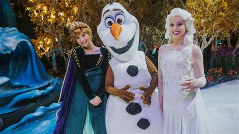 Airport Transforms Into Frozen Themed Wonderland And It S Utterly Magical Mirror Online