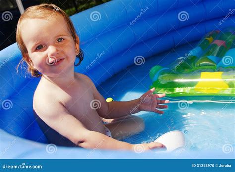 Маленькая девочка в бассейне Стоковое Фото изображение насчитывающей