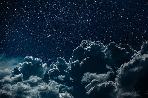 Ночное небо со звездами и луной и облаками Премиум Фото