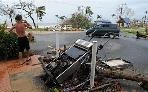Cyclone Yasi Queensland Wakes Up After Cyclone Causes Widespread