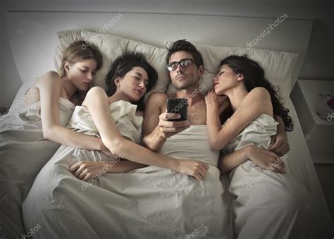 Hombre durmiendo con tres mujeres fotografía de stock olly Depositphotos
