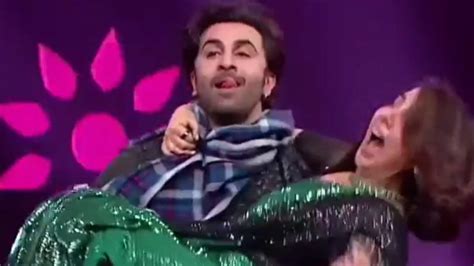 ranbir kapoor surprises neetu kapoor by dancing on rishi kapoor s hit songs carries her in his arms