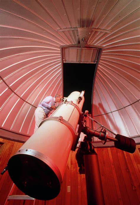 Amateur Astronomer Uses A Reflector Telescope Photograph By Ed Youngscience Photo Library Pixels