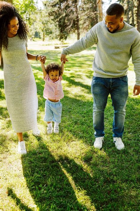 Feliz Familia De Tres Personas Caminando En El Parque Foto De Archivo Imagen De Madre