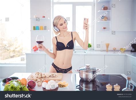 Photo Nude Girlfriend Cooking Dinner Holding Stock Photo