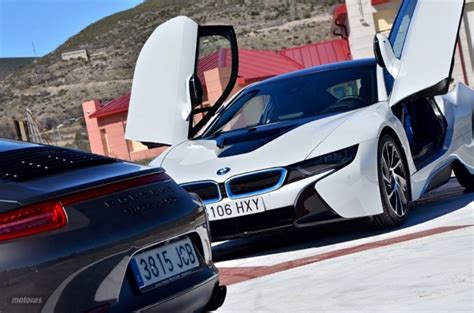 The i8 has ~20 miles (nedc) of range on pure electric, while the 911 carrera s has a higher top speed and stronger acceleration. Comparativa: BMW i8 vs Porsche 911 GTS (II): la hora de la ...