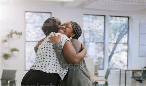 Foto De Dos Trabajadoras Independientes Africanas Negras Abrazadas En Un Abrazo Amistoso En Un