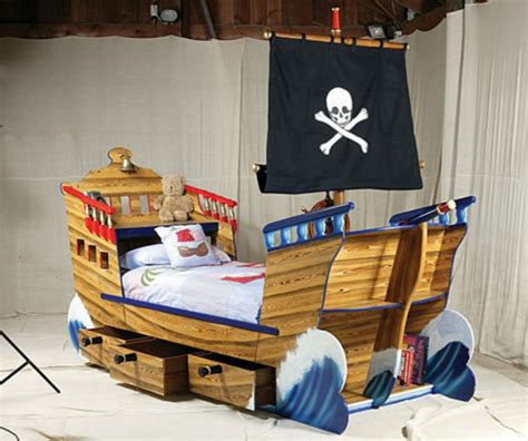 Die möglichkeiten für alternative möbel aus paletten sind eigentlich unendlich. Piraten Kinderbett macht so viel Spaß! - Archzine.net