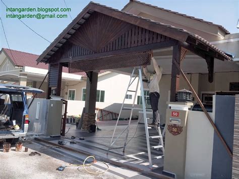 Nyonya lenny mengedor pintu kandang yang terbuat dari besi dengan mengunakan kayu sehingga mengeluarkan. Projek Porch Kayu, Teluk Intan | INTAN Garden