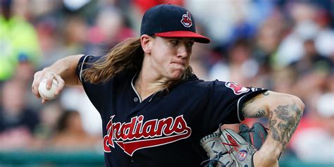 Mike Clevinger paints glove after color issue