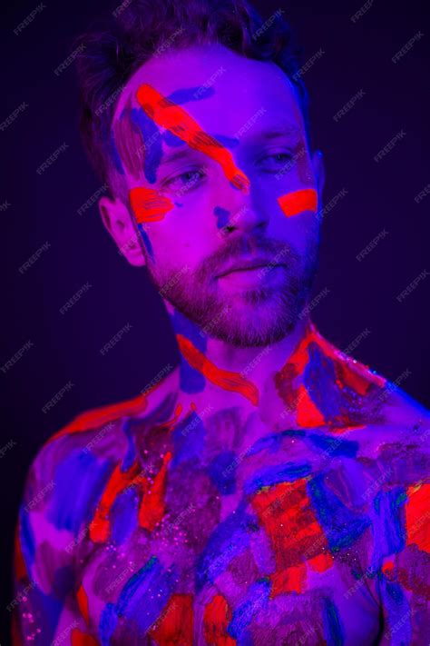 Retrato De Moda De Un Hombre Con Pintura Ultravioleta En Su Cuerpo Y