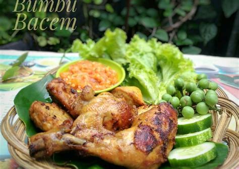 The mixture of ground fish meat and tapioca starch is whitish grey, soft and almost squishy. Resep Ayam Goreng Bumbu Bacem oleh Hadleny Kitchen - Cookpad