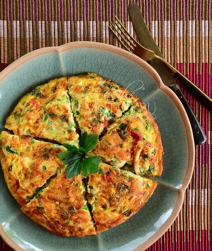 Masukan adonan telur, kecilkan api kompor, dan biarkan masak. TELUR DADAR CENDAWAN.... - Dapur Tanpa Sempadan