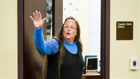 former ky county clerk kim davis ordered to pay couple s attorney fees