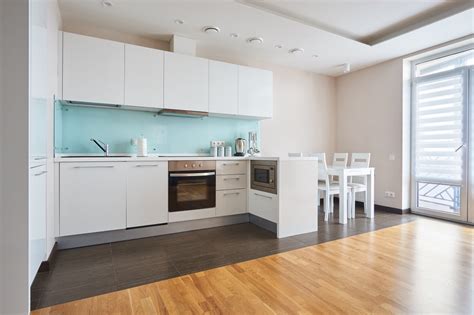 Fliesen sind nicht nur in küche und esszimmer ein pflegeleichter bodenbelag, da sie leicht zu reinigen sind und auch gerüche nicht aufgenommen werden. Küchenfliesen überdecken » Möglichkeiten und Ideen