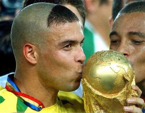 Ronaldo luís nazário de lima; Profil Pemain Bola Legendaris: Ronaldo Luís Nazário de Lima
