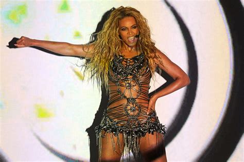 Beyonce Mesmerizes With ‘run The World Performance Accepts Billboard