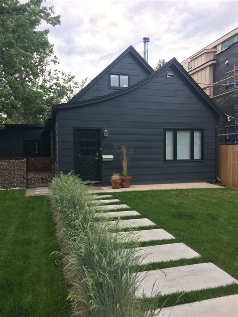 35 Blue House Black Windows - temadictos.com