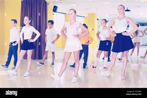 joyeux heureux les enfants à apprendre des mouvements de danse positif en classe de danse photo