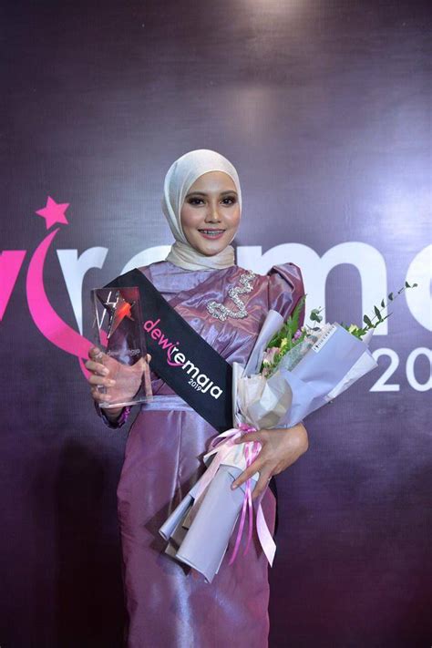 Read 23 reviews from the world's largest community for readers. Jadi Finalis Pertama Berhijab Di Pentas Akhir, Syamira ...