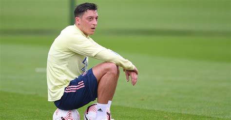 Banyak pengguna bahasa menyalahgunakan frasa di antara dengan antara. Drama Mesut Oezil, Antara Tinggalkan atau Bertahan di ...