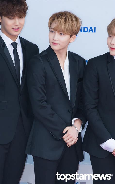 특히 정한이형 아버님은 형보다 멋지다고 말하면 '사기치지마'라고 하신다. HD포토 세븐틴(SVT) 정한, '신비로운 분위기' (2018드림콘서트 ...