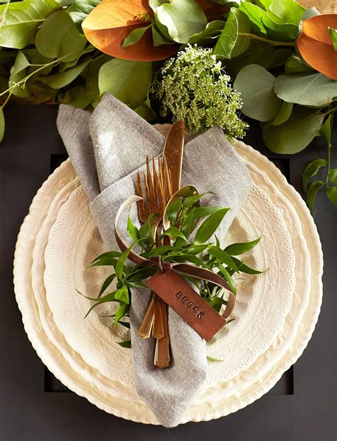 Joanna gaines won our hearts with her rustic, southern interior design taste, but she's much more than a decorator. Fixer Upper's Chip and Joanna Gaines Friendsgiving ...