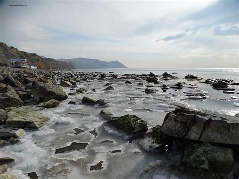 На кадрах видно, как люди пытаются пешком добраться до аэропорта, несмотря на мощные потоки воды. В Анапе замерзло море ( рекорды января минус 18 ) Анапа ...