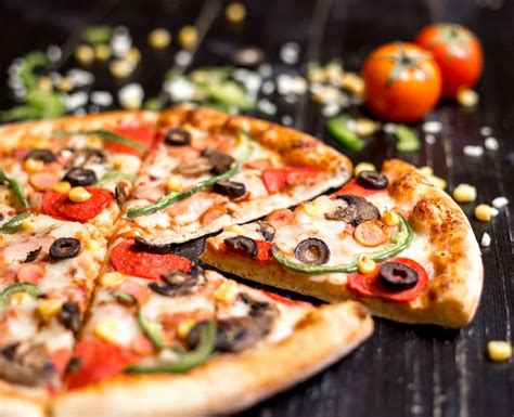 Gros Plan De Tranches De Pizza Au Pepperoni Avec Des Saucisses Aux