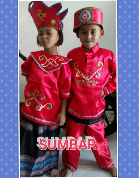 Di dalam pakaian adat sumatera barat wanita yang bernama bundo kanduang ini ada baju yang bernama baju batabue. Sumatera Barat Pakaian Adat - Baju Adat Tradisional
