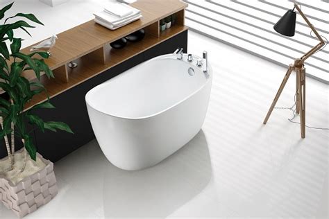 Karena ukuran kamar mandi jika sebelumnya bathtub dirancang menyatu dengan dinding, setelah direnovasi, bak mandi terpisah dari. Bathtub Kamar Mandi Kecil | Bathtub Indonesia