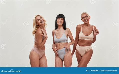 Humor L Dico Tres Mujeres Maduras Felices En Ropa Interior Posando