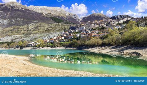 Splendido Lago Di Barrea E Villaggio Abruzzo Italia Fotografia Stock