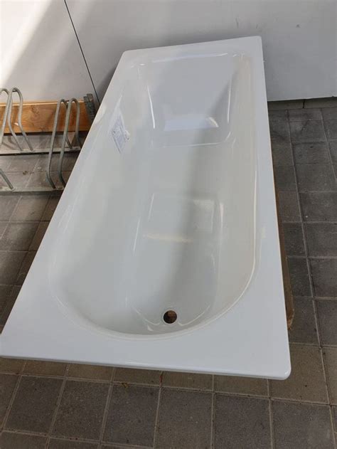 Die rückwand und auf wunsch auch der boden werden mit großflächigen platten verkleidet. Neue Badewanne | Kaufen auf Ricardo