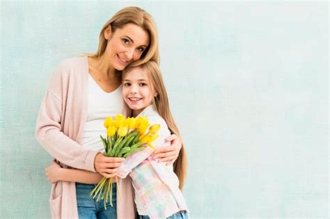 Madre E Hija Con Tulipanes Abrazándose Y Free Photo Freepik