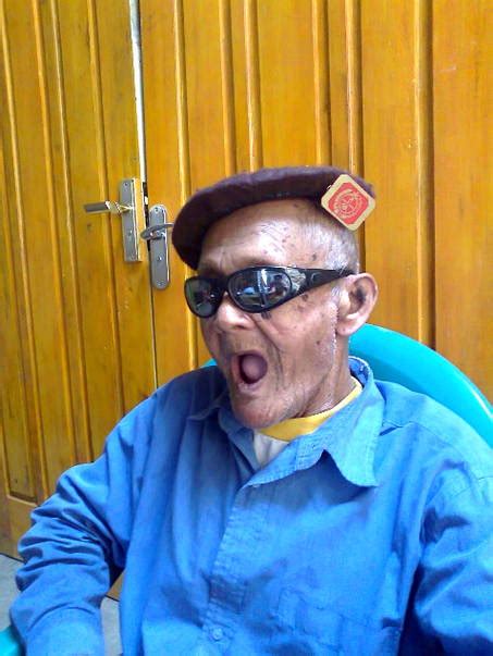 16 Foto Kakek Kakek Ketawa Untuk Mempercantik Hunian