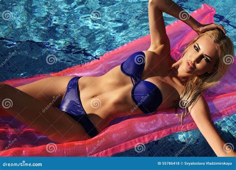 Donna Bionda Sexy In Bikini Blu Che Si Rilassa Nella Piscina Fotografia