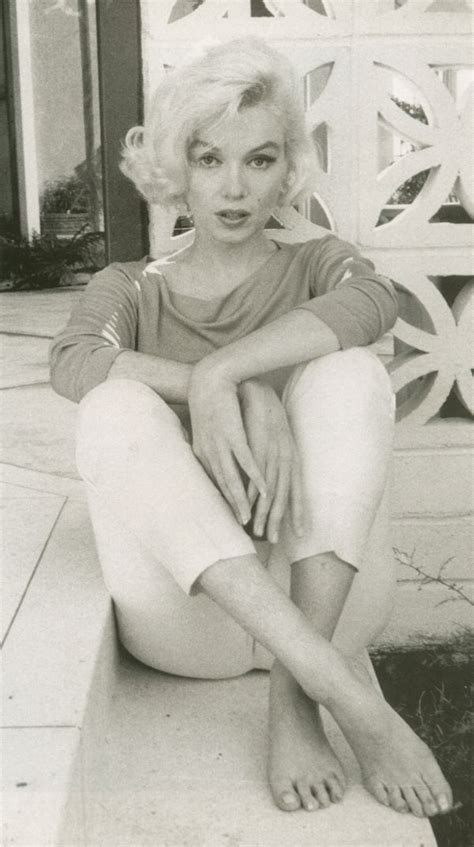 Marilyn Monroe Wearing The Perfect Casual Outfit Really Like This Pic Of Her Too Love Her Hair