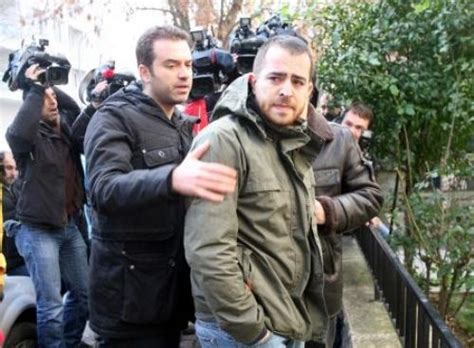 Defne joy foster ın ölümü hakkında köşesinde bir yazı yazmış, ve gerek sanal alemde gerek defne sevenleri gerekse defneyi tanımayan kişiler tarafından büyük bir tepkiyle karşılaştı hıncal uluç. defne joy foster - uludağ sözlük