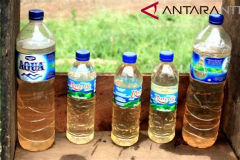 Pemerintah mengatur syarat usaha miras dengan bisa dilakukan untuk penanaman ilustrasi minuman keras (miras). Muhammdiyah tolak legalisasi miras di NTT - ANTARA News ...