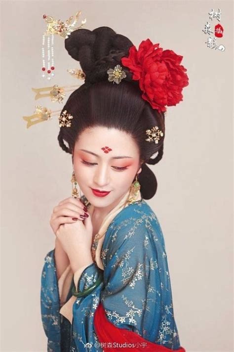 traditional chinese hanfu makeup and hair in the style of the tang dynasty hanfu chinese