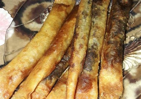 Kalau pisang aroma, bentuknya itu seperti lumpia, tetapi lebih panjang dan ukurannya kecil. Resep Pisang aroma oleh aenil wafiroh - Cookpad