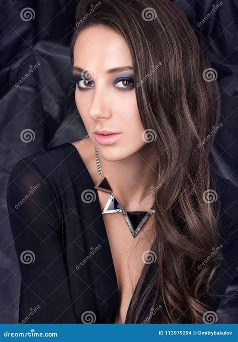 Retrato Da Jovem Mulher Bonita Com Olhar Sensual No Vestido Preto Foto De Stock Imagem De