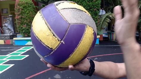 Di indonesia sendiri sudah terbentuk organisasi persatuan bola voli seluruh indonesia yang bertanggung jawab memantau perkembangan olahraga ini di dalam negeri. BOLA VOLI - Pembelajaran 1 ( Servis ) - YouTube