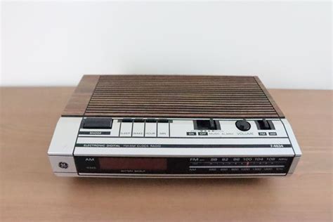 Vintage 1980s General Electric Digital Alarm Clock Radio With Faux Woodgrain Top Excellent