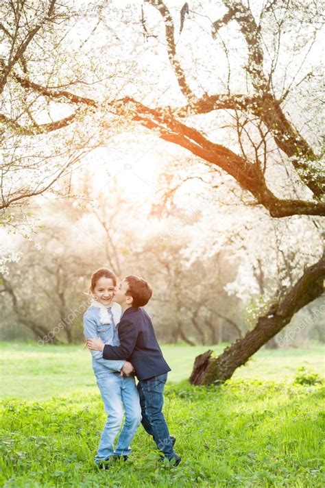 kinder liebe familie kuss junge mädchen bruder schwester park beziehung